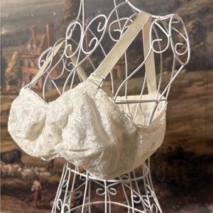 Olga Esque Lace Underwire Bra in Cream